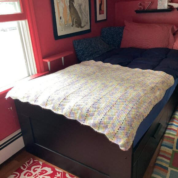 Handmade Pastel Crocheted Afghan Throw Baby Blanket Scalloped Edge Chevron - Picture 3 of 4